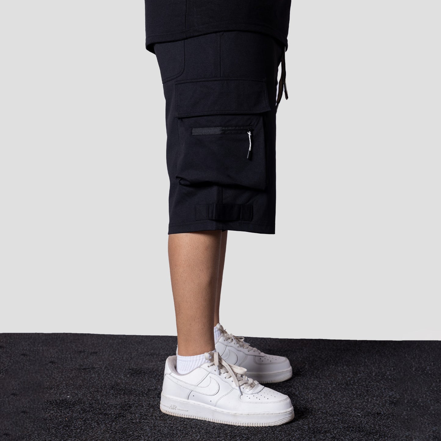 BLACK MILITARY CARGO OVERSIZED SHORTS