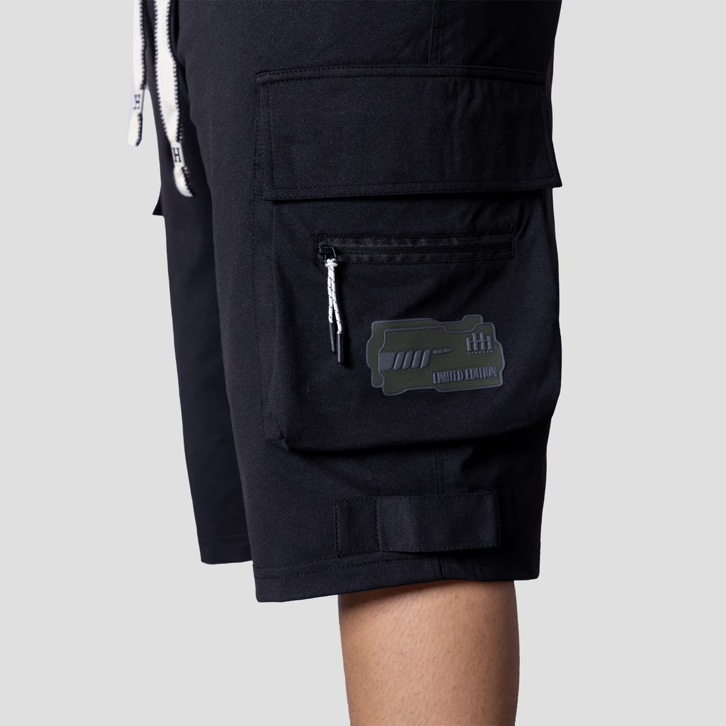 BLACK MILITARY CARGO OVERSIZED SHORTS