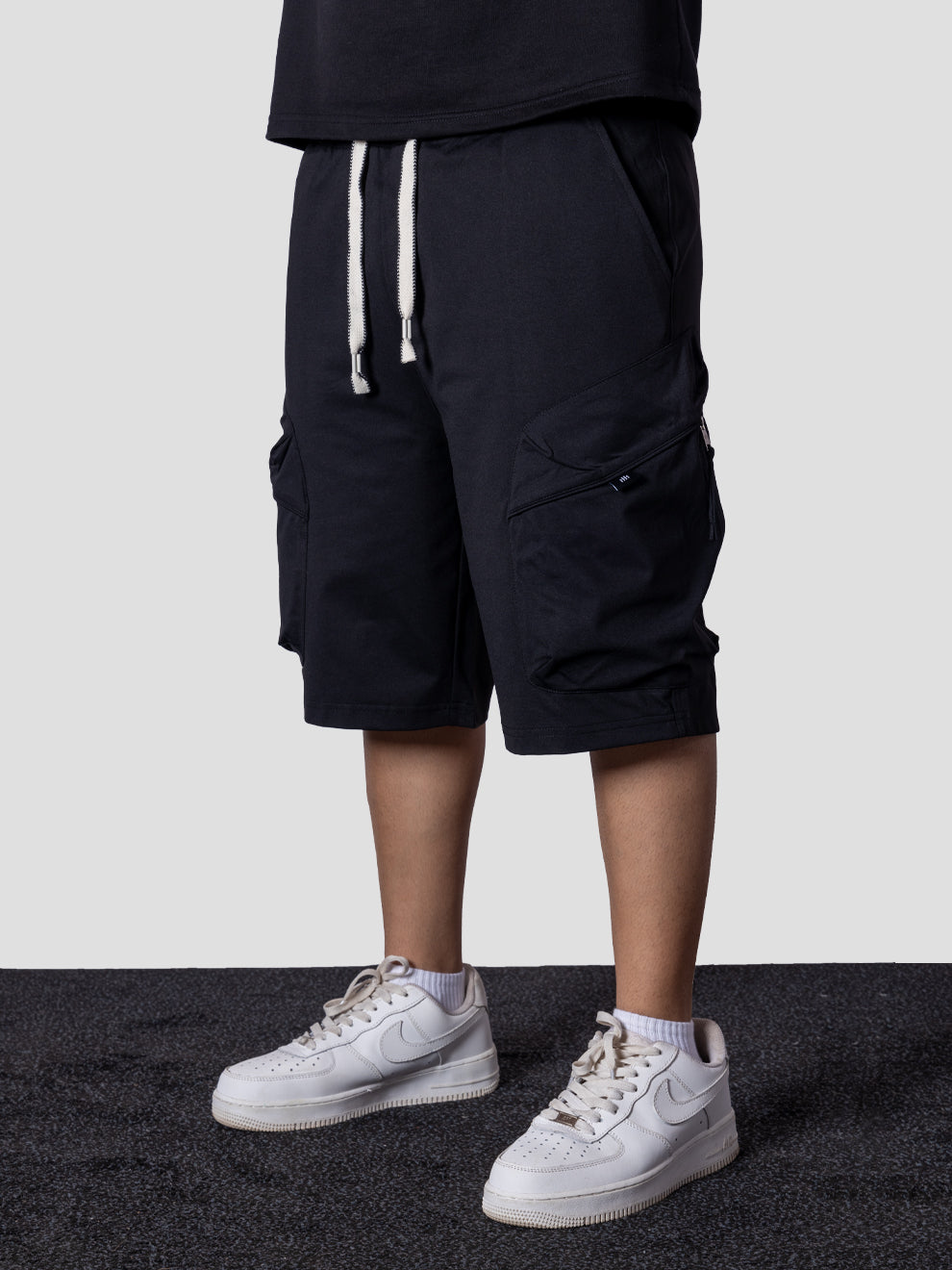 BLACK UTILITY CARGO OVERSIZED SHORTS