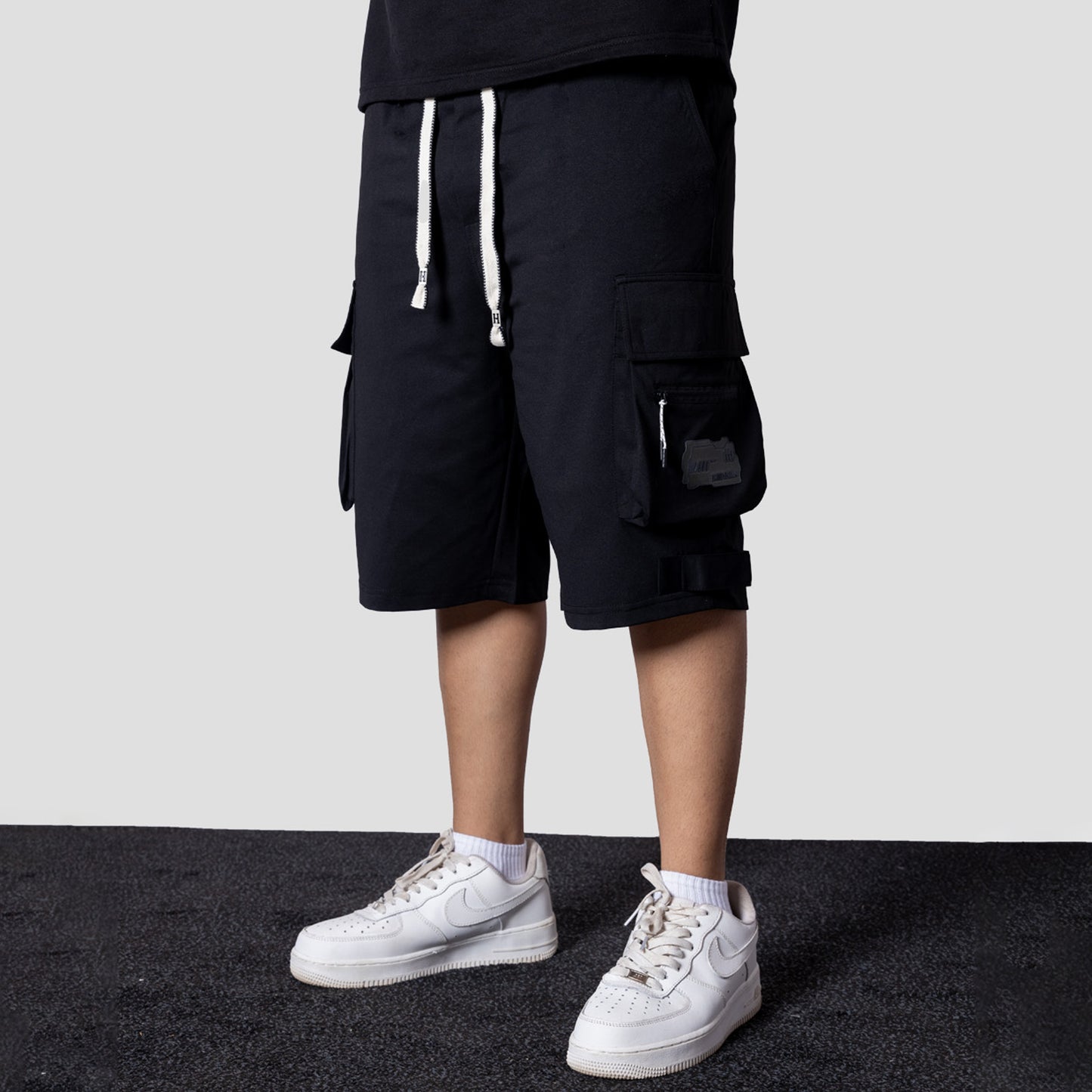 BLACK MILITARY CARGO OVERSIZED SHORTS