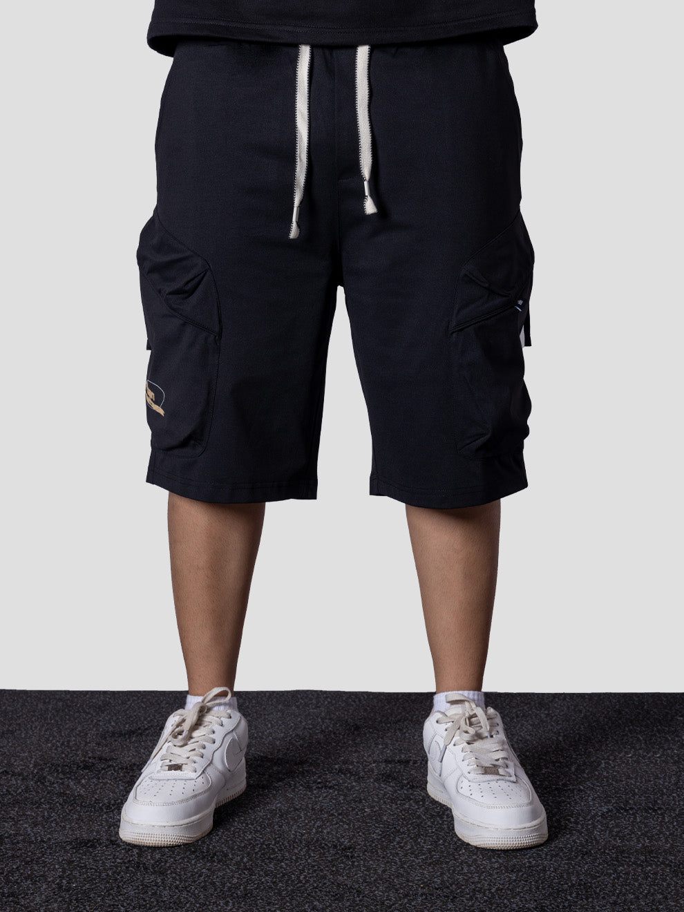 BLACK UTILITY CARGO OVERSIZED SHORTS