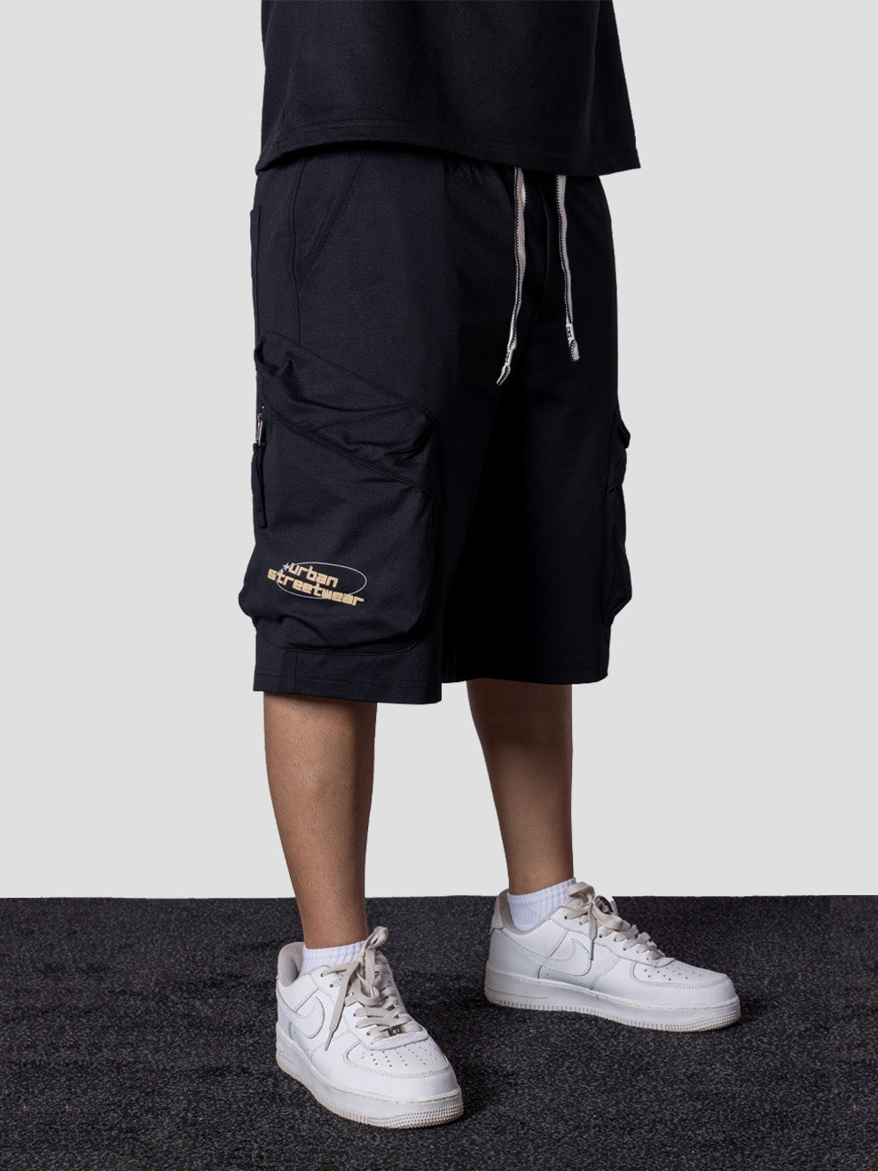 BLACK UTILITY CARGO OVERSIZED SHORTS