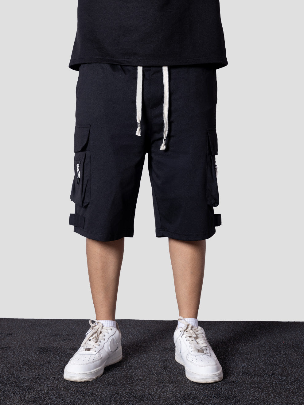 BLACK MILITARY CARGO OVERSIZED SHORTS