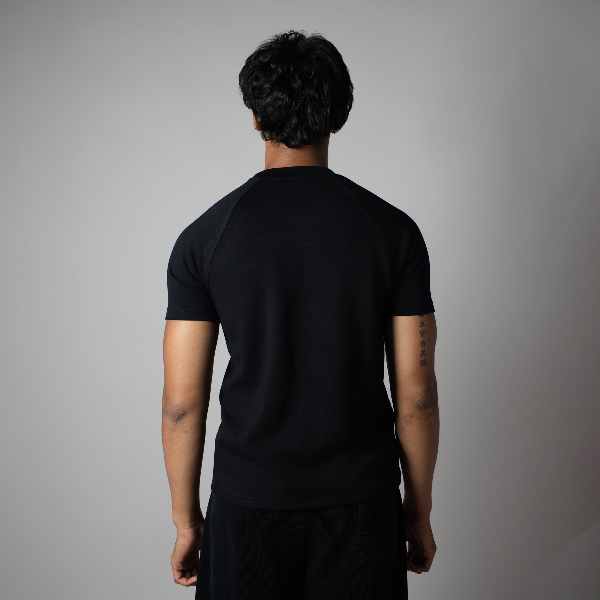 BLACK SIGNATURE RAGLAN T-SHIRT