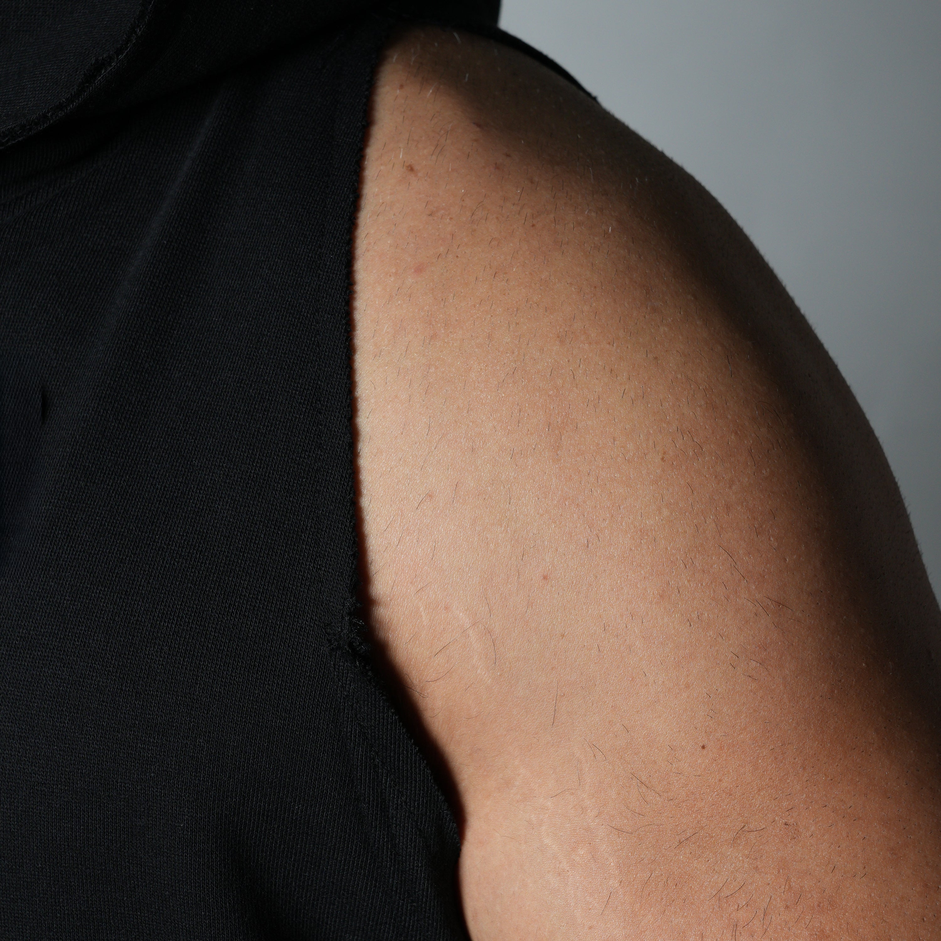 BLACK RAW EDGE SLEEVELESS HOODIE
