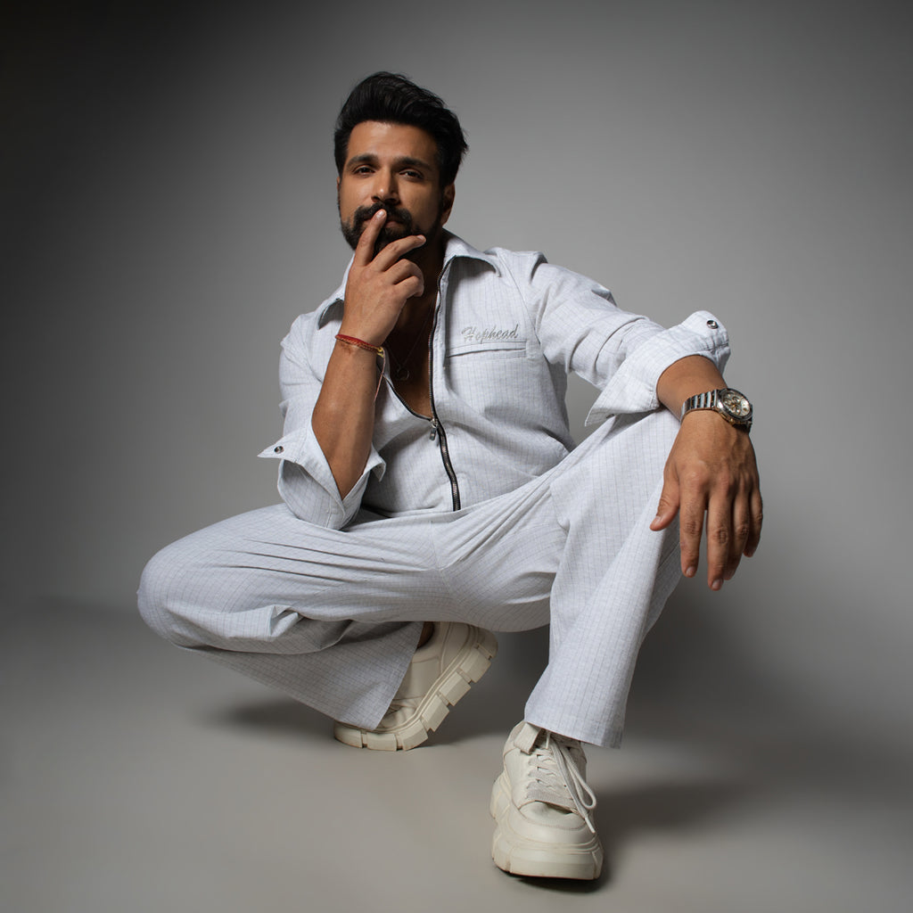 WHITE VERTICAL STRIPED ZIPPER JACKET