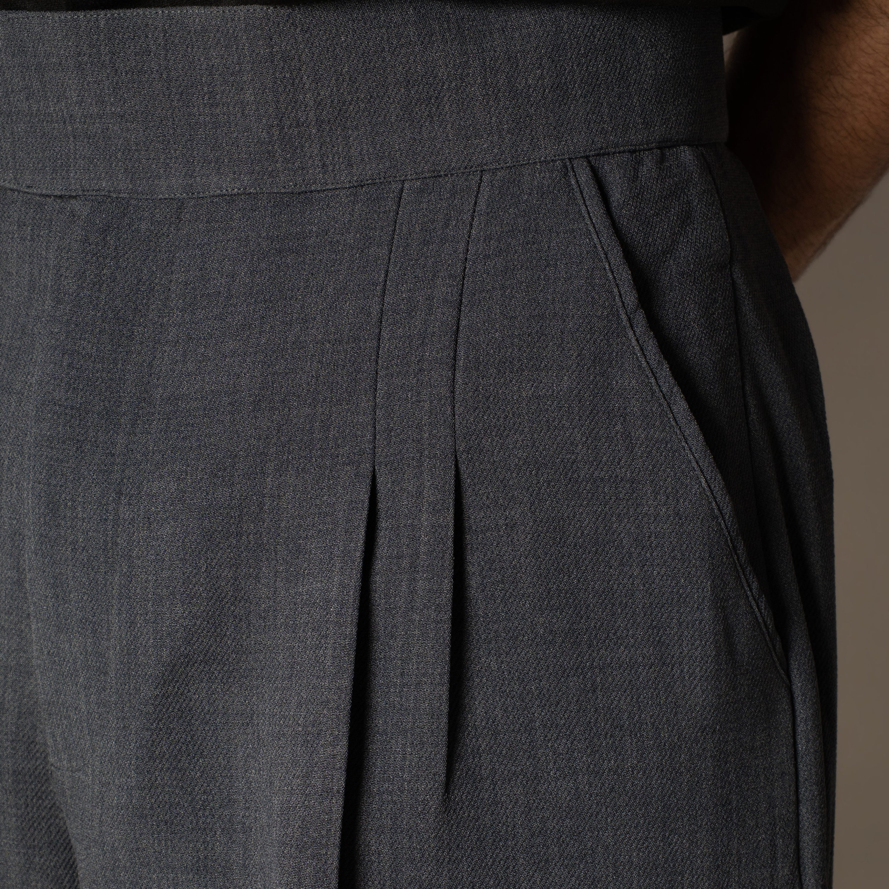 DARK GREY VINTAGE BUCKLE PLEATED TROUSER