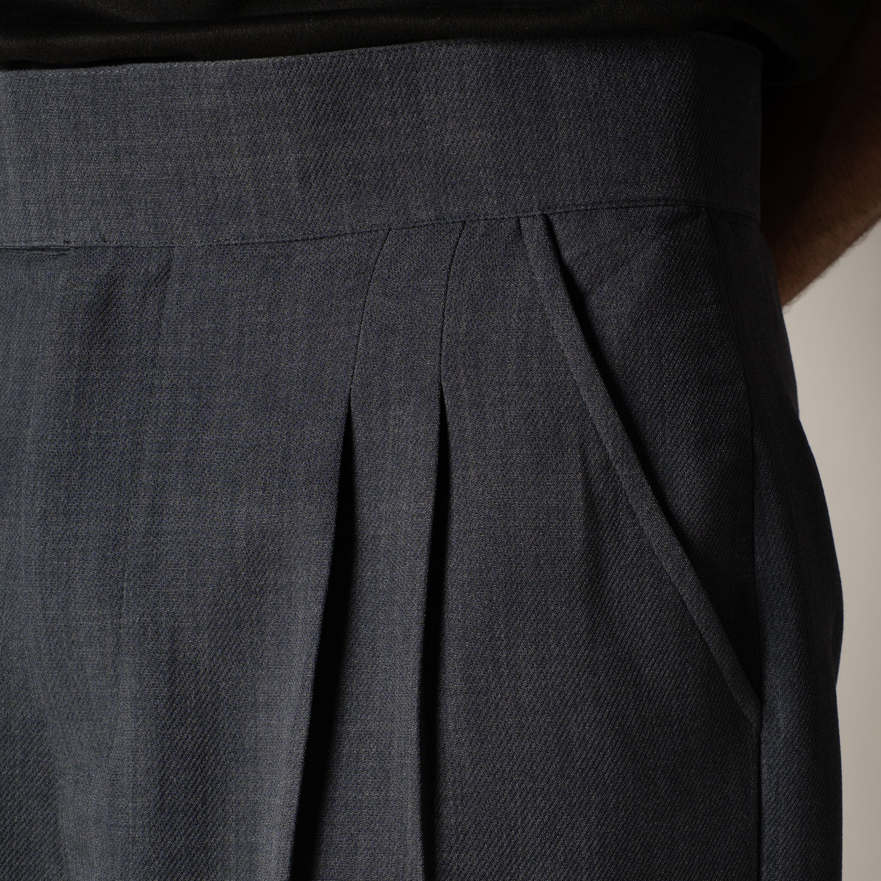 DARK SINGLE BUTTON TROUSER