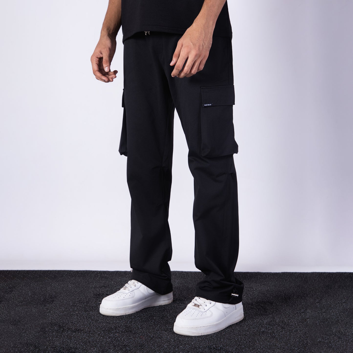 BLACK CARGO SWEATPANT