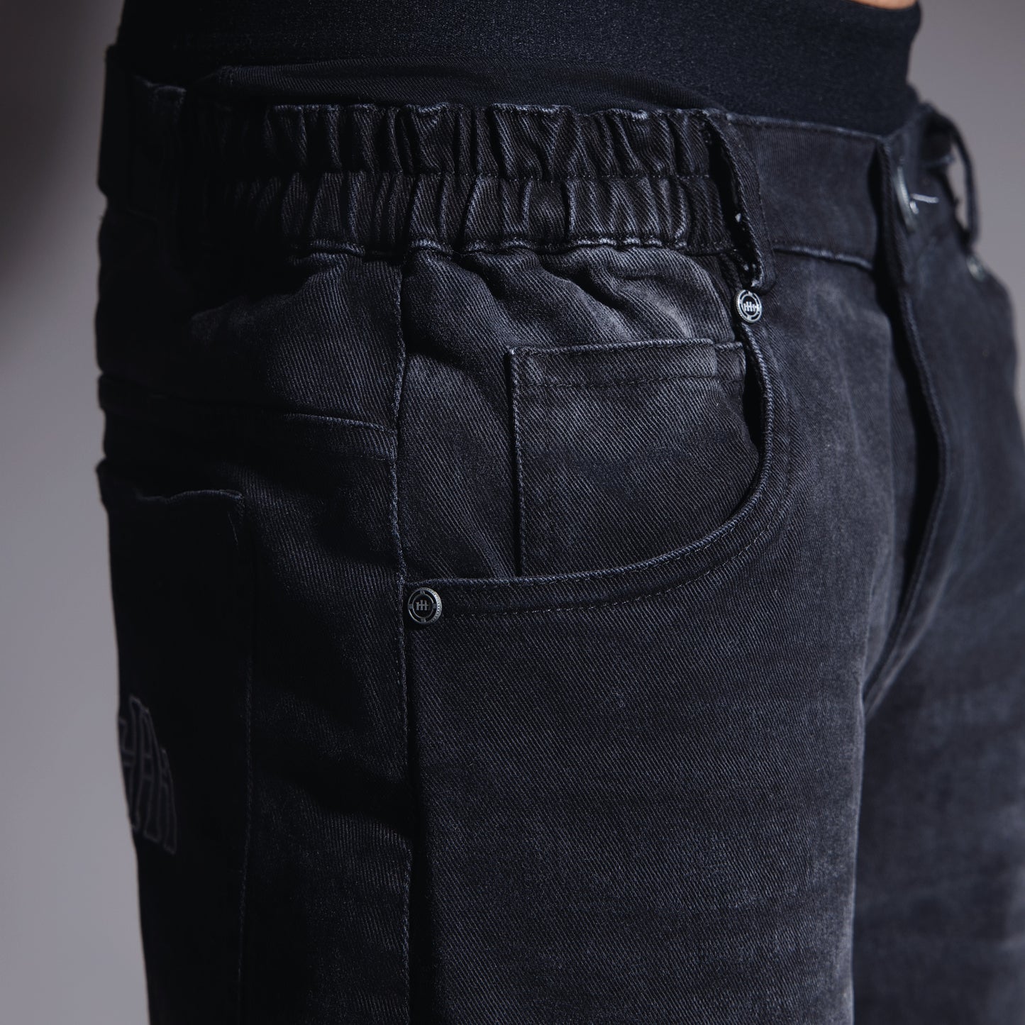 BLACK ECLIPSE RIPPED DENIM