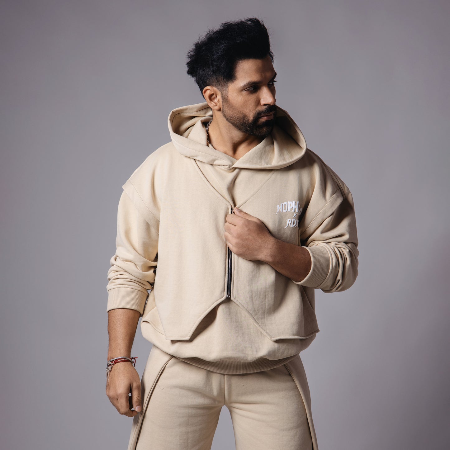 BEIGE ZIPPER ON HOODIE