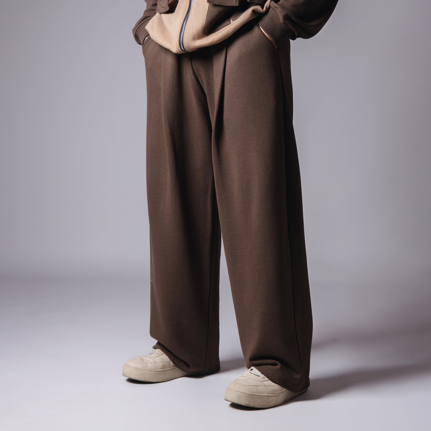 BROWN SINGLE PLEAT SWEATPANTS