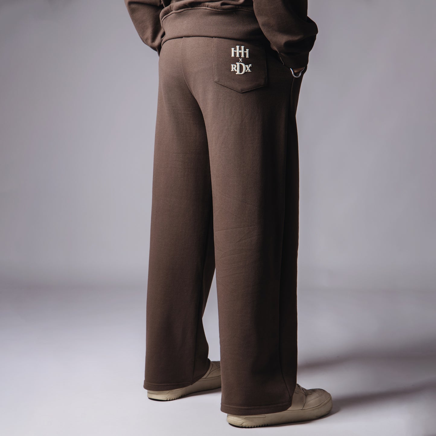 BROWN SINGLE PLEAT SWEATPANTS