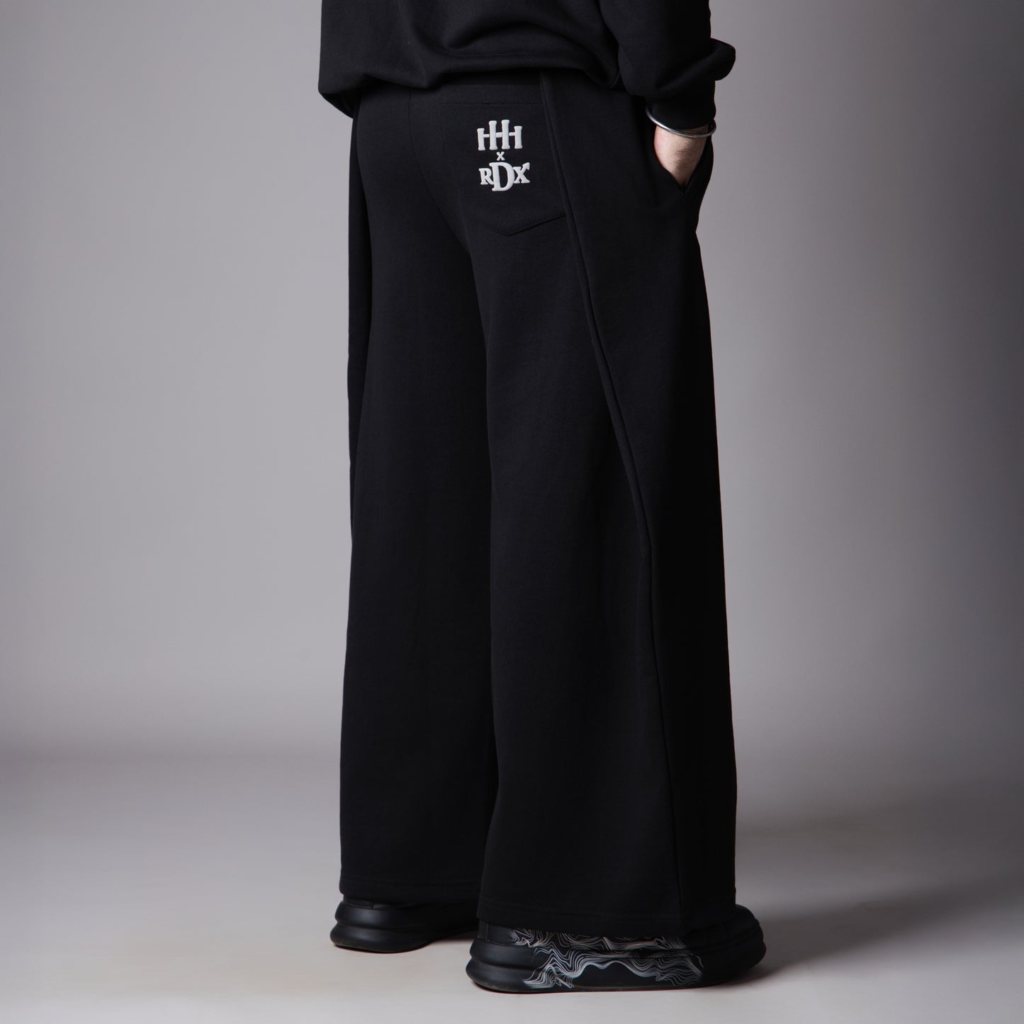 BLACK EXTRA PANEL SWEATPANTS