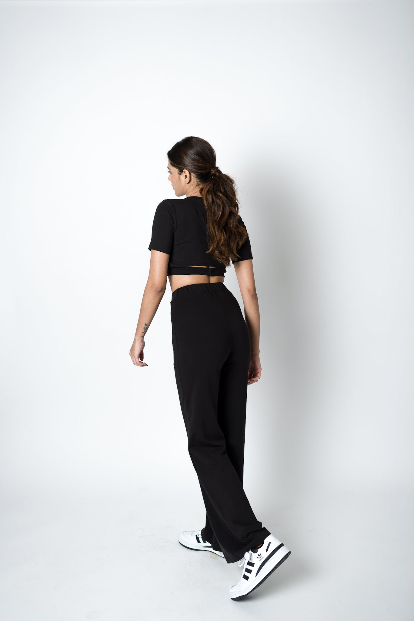 BLACK BASIC CROP TOP